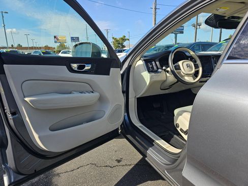 Used 2020 Volvo XC60 T6 Momentum image 25