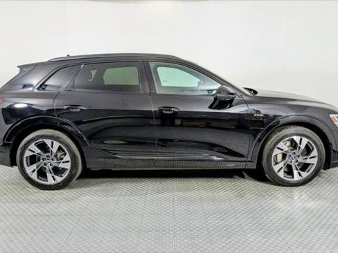 Used 2022 Audi e-tron Premium w/ Convenience Plus Package image 8