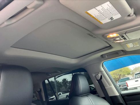 Used 2021 Toyota Highlander XLE image 14