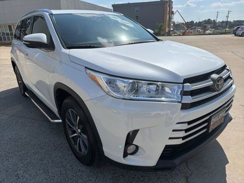 Used 2017 Toyota Highlander XLE image 4