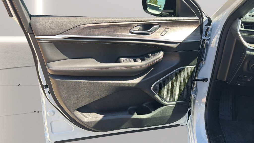 New 2027 Jeep Grand Cherokee Limited AWD/4WD image 9