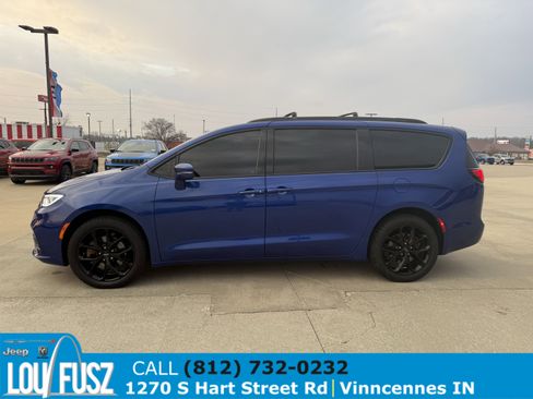 Used 2021 Chrysler Pacifica Touring-L w/ Uconnect Theater Family Group image 4
