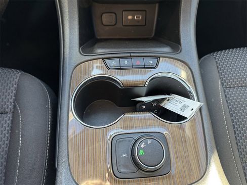 Used 2023 GMC Acadia SLE image 14