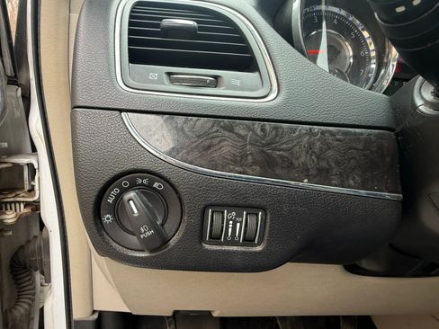 Used 2015 Chrysler Town & Country Touring FWD image 17