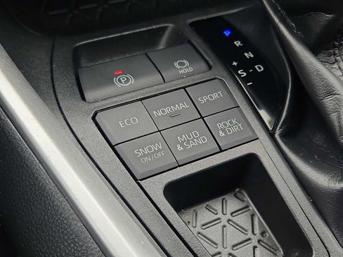 Used 2019 Toyota RAV4 LE w/ Carpet Mat Package AWD/4WD image 16