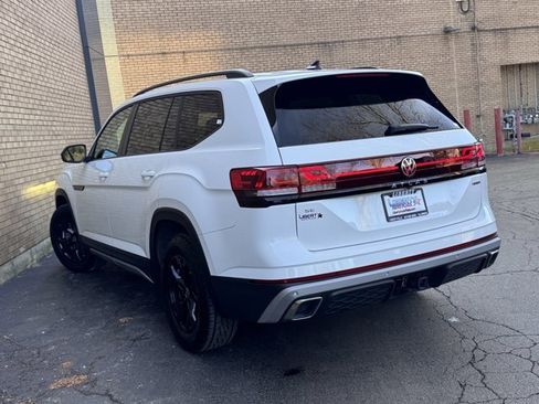 Used 2024 Volkswagen Atlas Peak Edition SE image 9