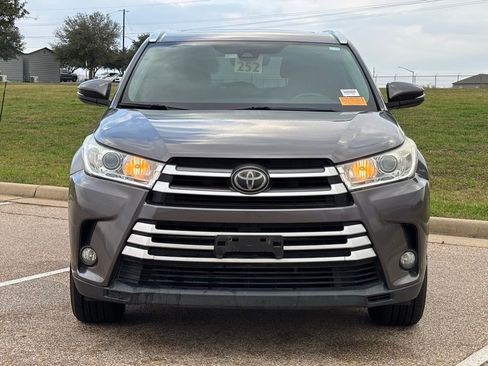 Used 2018 Toyota Highlander XLE image 3