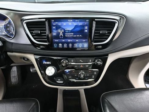 Used 2018 Chrysler Pacifica Limited FWD image 32