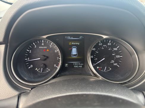 Used 2016 Nissan Rogue SV image 3