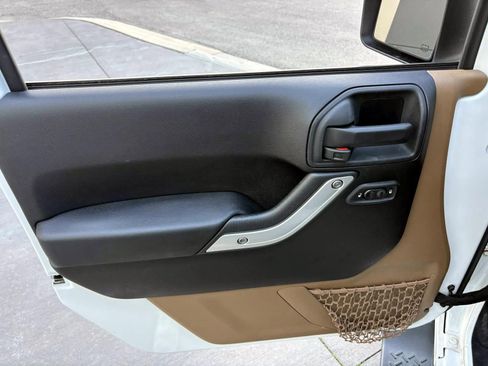 Used 2015 Jeep Wrangler Unlimited Sahara w/ Connectivity Group AWD/4WD image 11