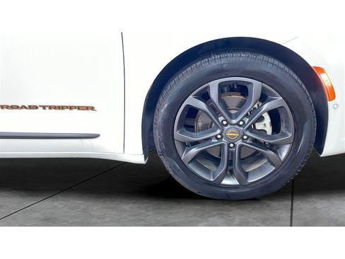 Used 2024 Chrysler Pacifica Touring-L w/ Road Tripper Package FWD image 20