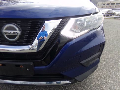 Used 2018 Nissan Rogue SV w/ Premium Package image 3