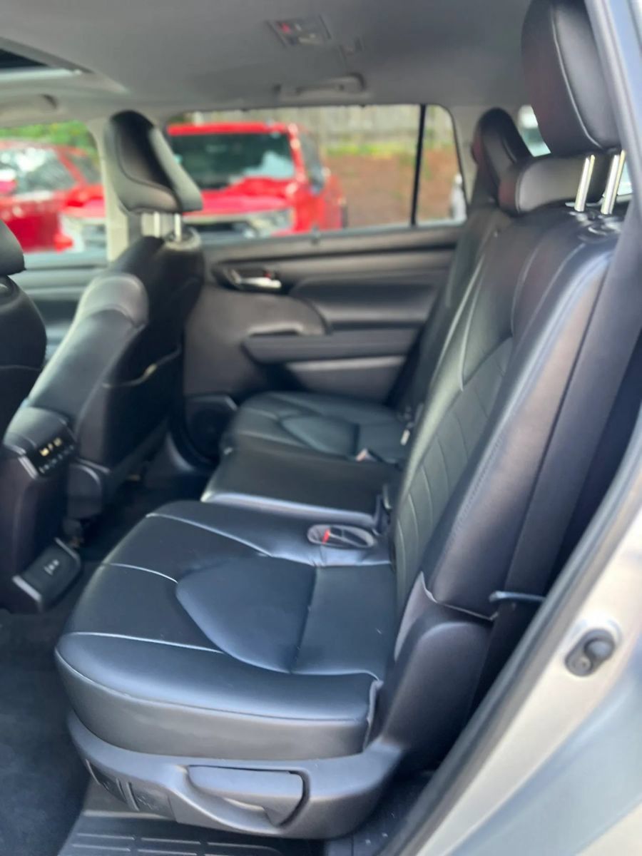 Used 2022 Toyota Highlander XLE AWD/4WD image 12