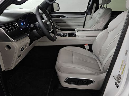 Used 2025 Jeep Wagoneer 2WD image 22