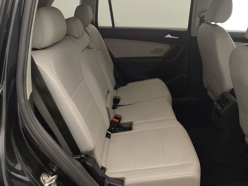 Used 2020 Volkswagen Tiguan SE w/ Panoramic Sunroof Package image 19