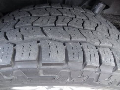 Used 2016 Toyota Tacoma SR5 w/ SR5 Appearance Package (SN) image 24