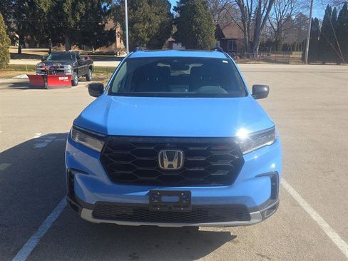Used 2023 Honda Pilot TrailSport image 2