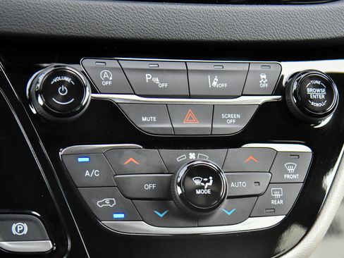 Used 2023 Chrysler Pacifica Touring-L FWD image 25