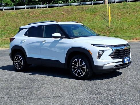 Used 2025 Chevrolet TrailBlazer LT AWD/4WD image 2