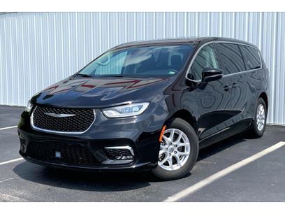 Used 2023 Chrysler Pacifica Touring-L