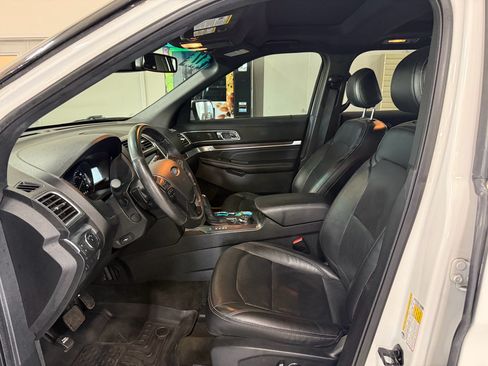 Used 2017 Ford Explorer Limited w/ Equipment Group 301A AWD/4WD image 8