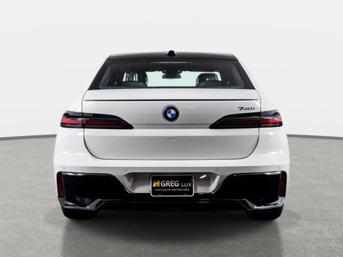 Used 2025 BMW 740i w/ Premium Package RWD image 11