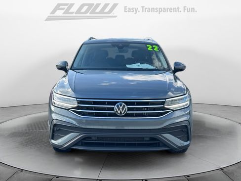 Used 2022 Volkswagen Tiguan SE w/ Panoramic Sunroof Package image 2