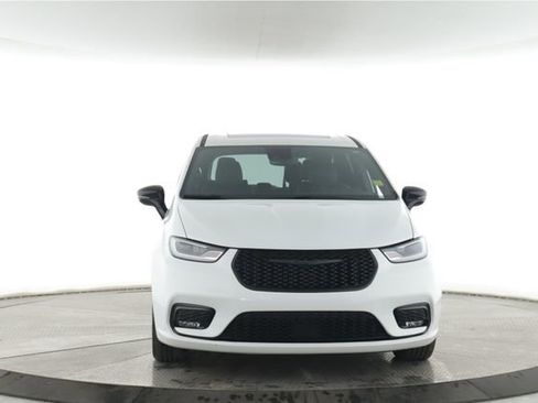 Used 2023 Chrysler Pacifica Limited w/ S Appearance Package FWD image 12