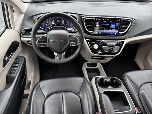 Used 2023 Chrysler Pacifica Touring-L image 22