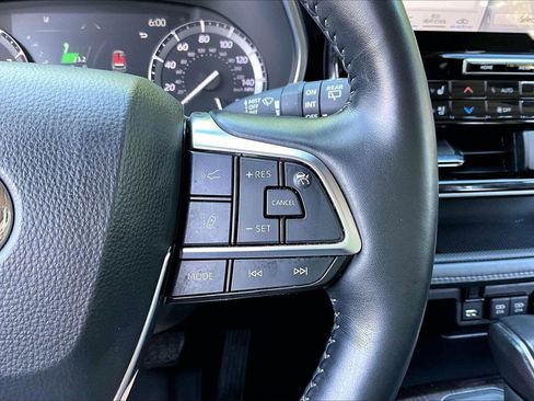 Used 2021 Toyota Highlander Limited FWD image 32