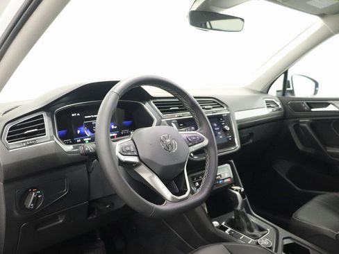 Used 2024 Volkswagen Tiguan SE w/ Panoramic Sunroof Package image 15