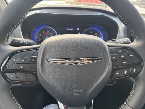 Used 2025 Chrysler Pacifica Limited image 29