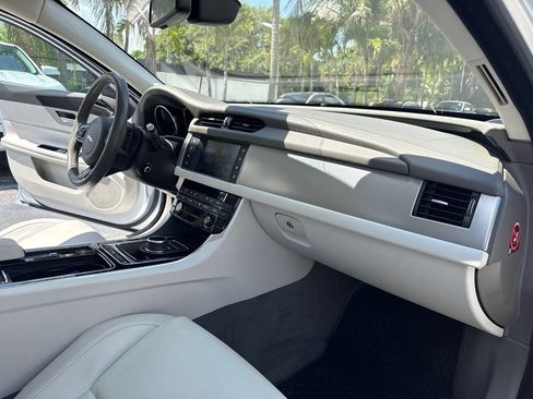 Used 2018 Jaguar XF Premium RWD image 16