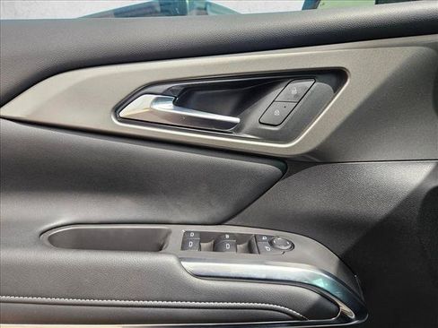 Used 2025 Chevrolet Traverse LT FWD image 24