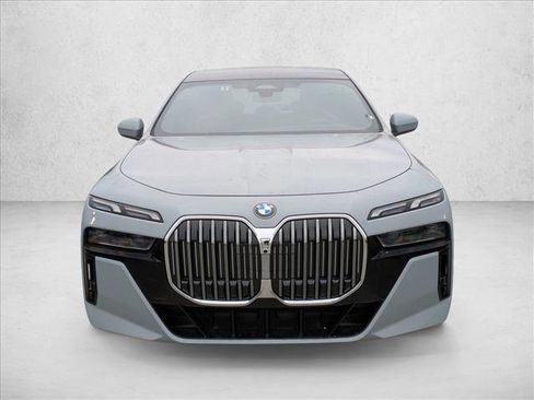 Used 2025 BMW 740i xDrive image 2