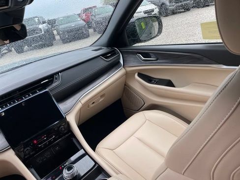 Used 2025 Jeep Grand Cherokee L Limited w/ Black Appearance Package AWD/4WD image 25