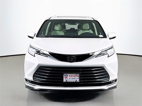 New 2026 Toyota Sienna Limited image 11