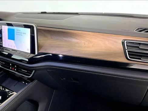 Used 2025 Volkswagen Atlas SE image 12