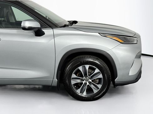 Used 2022 Toyota Highlander XLE AWD/4WD image 42