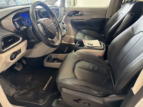 Used 2020 Chrysler Pacifica Touring-L image 5
