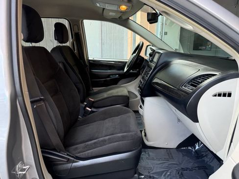 Used 2018 Dodge Grand Caravan SE w/ UConnect Hands-Free Group FWD image 18