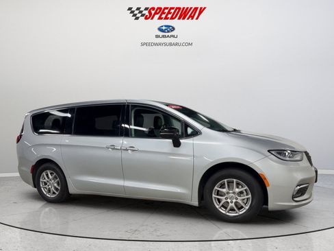 Used 2024 Chrysler Pacifica Touring-L FWD image 3