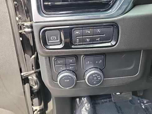 Used 2025 GMC Yukon XL Denali AWD/4WD image 14
