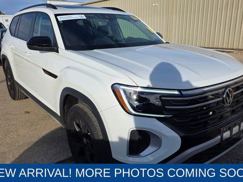 Used 2024 Volkswagen Atlas Peak Edition SE image 7