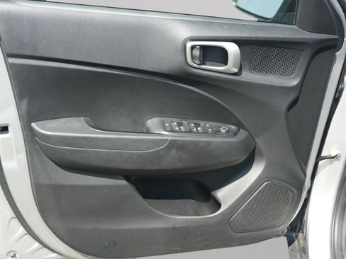 Used 2025 Hyundai Venue SEL FWD image 16