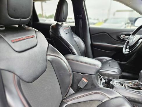 Used 2019 Jeep Cherokee Trailhawk w/ Comfort/Convenience Group image 14