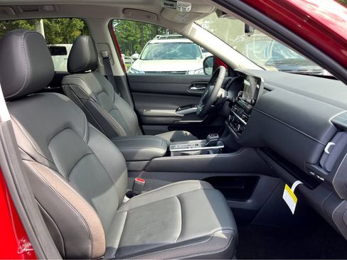 Used 2024 Nissan Pathfinder SL AWD/4WD image 8