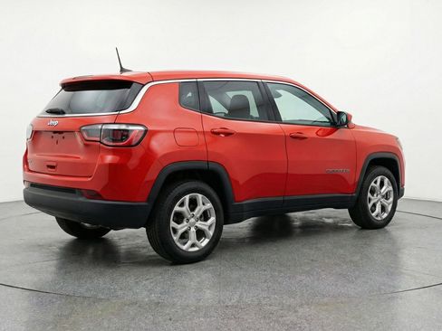 Used 2025 Jeep Compass Latitude AWD/4WD image 9