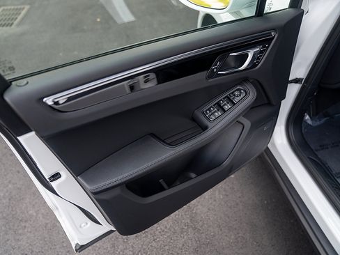 Certified 2025 Porsche Macan image 16