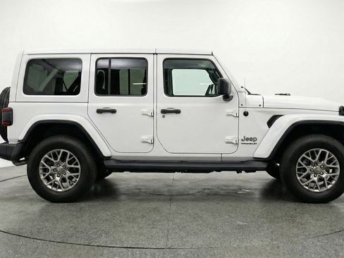 Used 2025 Jeep Wrangler Sahara image 11